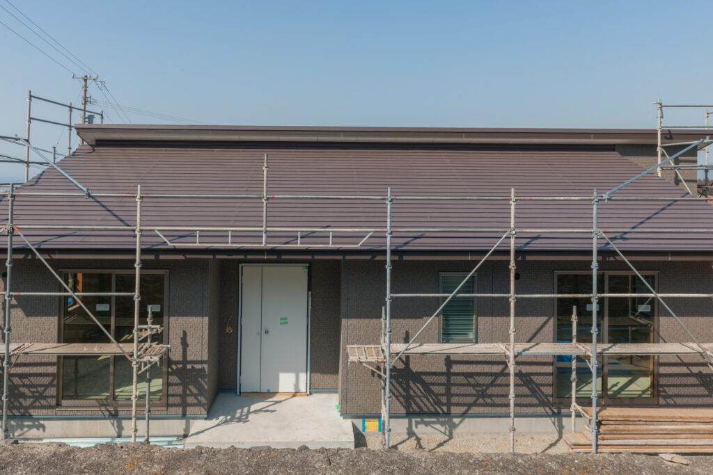 平屋の外壁と足場
