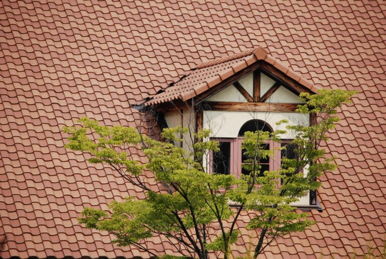 茶色の屋根に合う外壁色は？塗装のプロが教える失敗しない配色と雨漏り防護策